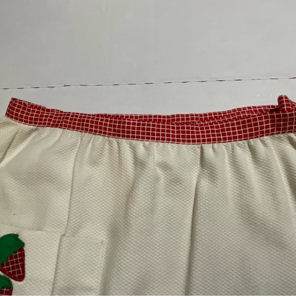 Vintage 60’s Wrap Around Skirt Made by Century Embroidered Strawberries Size S - Picture 5 of 15